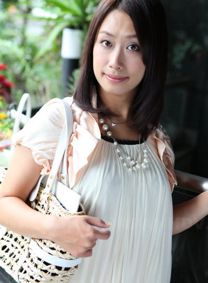 Asian gal Yayoi Yanagida shows off outdoors