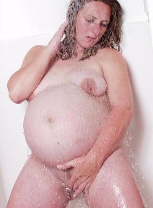 pregnant shower 