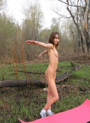 Long-haired flexigirl working out nude outdoors